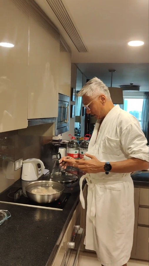 林俊賢於抖音上載在家中煮餃子的短片。