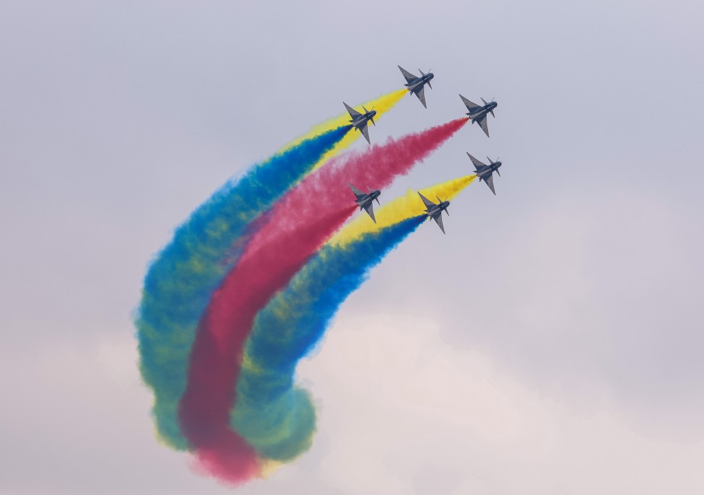 11月11日，空軍八一飛行表演隊和空軍航空大學「紅鷹」飛行表演隊展翅珠海，以獨特的方式慶祝中國人民解放軍空軍成立75周年。 新華社