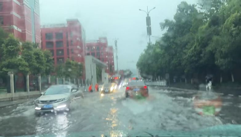 重慶多地11日降大暴雨，全市要緊急轉移逾1.4萬人。小紅書