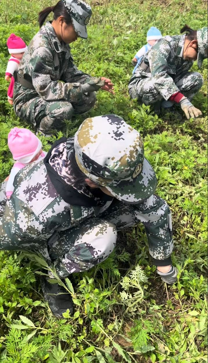 贵州有学校要学生孭BB公仔和陀西瓜，体验育儿之苦防早恋。抖音＠贵州综合教育孙老师