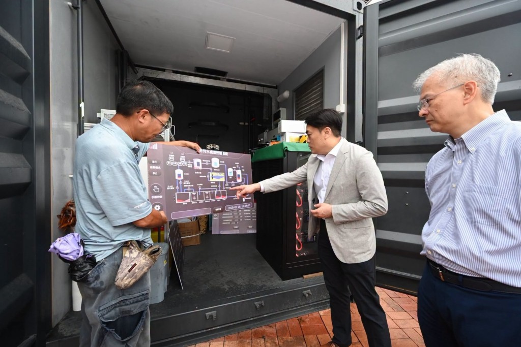 袁旭健到落馬洲(新田)公共運輸交匯處公廁,聽取有關「智環保公廁」的最新介紹。食環署fb 袁旭健到落馬洲(新田)公共運輸交匯處公廁,聽取有關「智環保公廁」的最新介紹。食環署fb