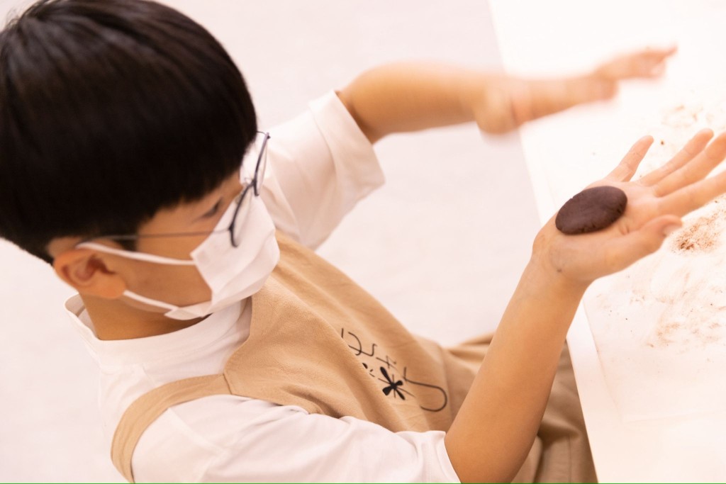 運用菓子道具及其技巧練切調色及包餡技巧，造出不同造型，如四季花卉、動物造型等。（圖片來源：純JunSui）
