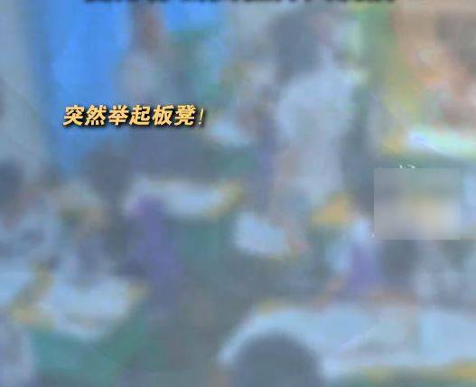 陝西有中學生在課室擸凳狂扑老師頭。紅星新聞