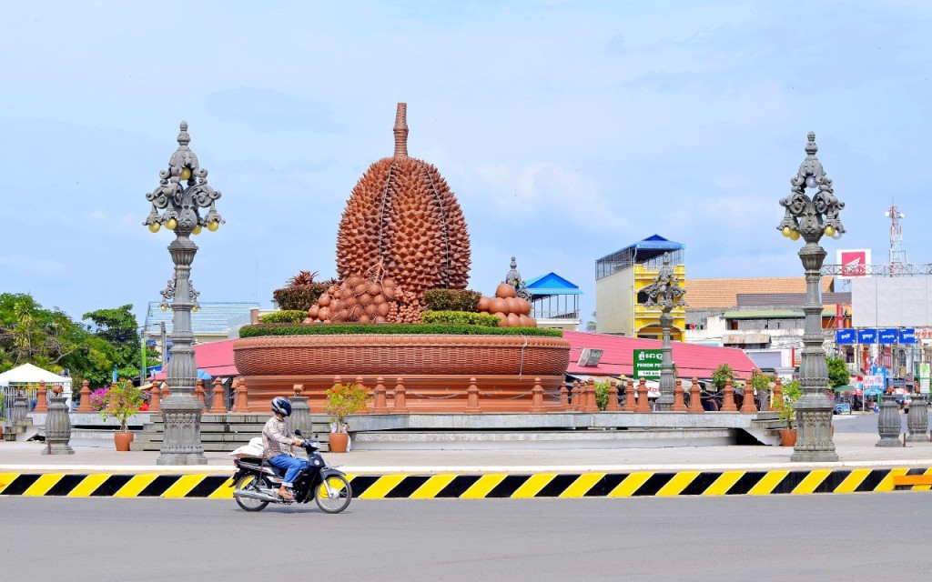 贡布榴莲很受欢迎，当地原本有一个榴莲雕像作为地标。 柬埔寨旅游局网页