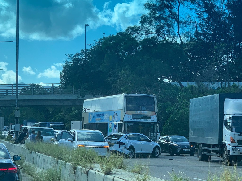 粉嶺公路發生3宗串燒車禍。網上圖片 粉嶺公路發生3宗串燒車禍。網上圖片
