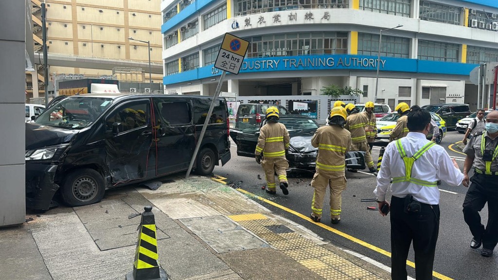 客货车铲上行人路。网上图片