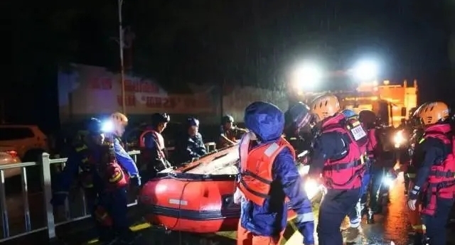 救援人員深夜出動。 南方報業 救援人員深夜出動。 南方報業