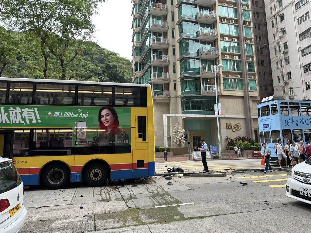 一輛城巴沿英皇道往鰂魚涌方向行駛,至北角官立小學對開時突然失控,撞毀路中兩支交通燈柱。網上圖片 一輛城巴沿英皇道往鰂魚涌方向行駛,至北角官立小學對開時突然失控,撞毀路中兩支交通燈柱。網上圖片