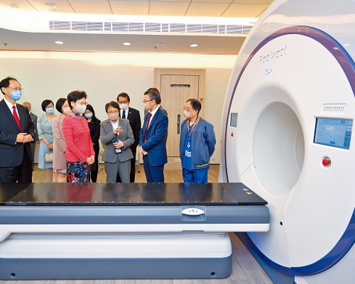 林鄭月娥在陳肇始、陳南祿、段崇智等人陪同下參觀中大醫院放射治療中心。