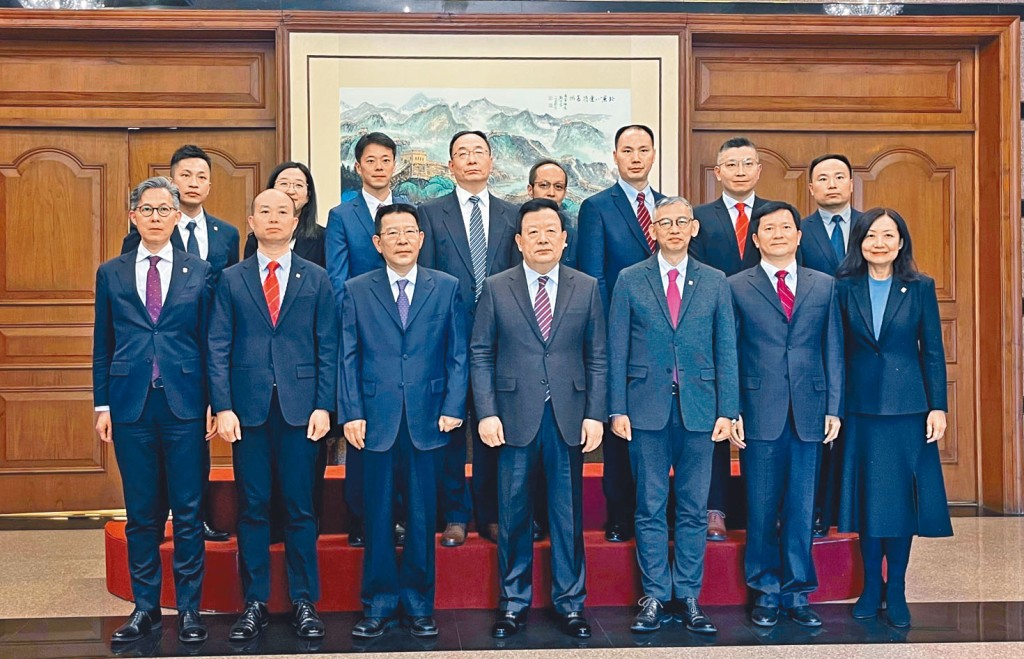 廉政專員胡英明（前排右三）昨日與國務院港澳事務辦公室主任夏寶龍（前排中）會面。