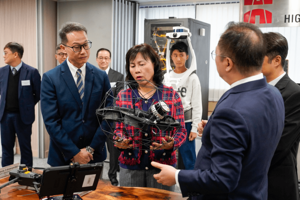 路政署採用多項工具,協助高效測量。陳美寶網誌圖片 路政署採用多項工具,協助高效測量。陳美寶網誌圖片