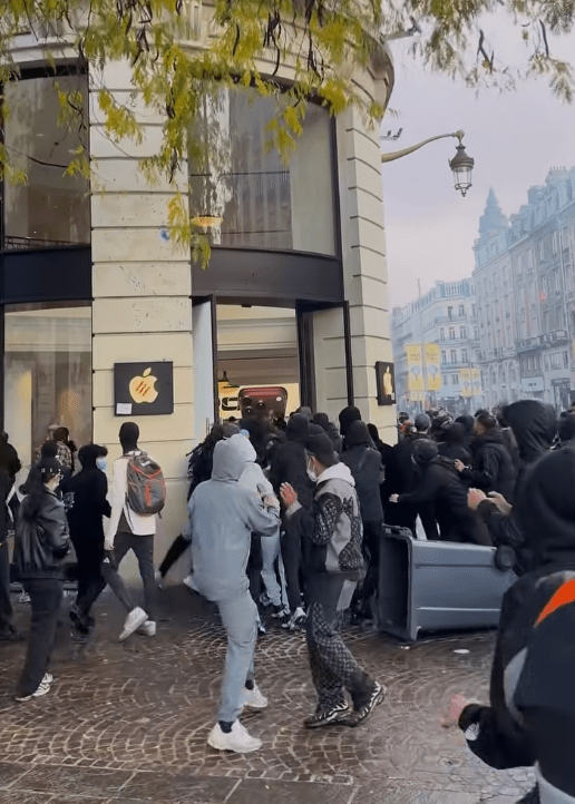 北部城市里尔(Lille)的苹果直营店亦遭洗劫。fb@La Voix du Nord Lille Métropole影片截图 北部城市里尔(Lille)的苹果直营店亦遭洗劫。fb@La Voix du Nord Lille Métropole影片截图