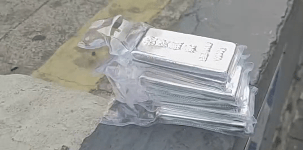 深圳水貝¥15萬銀磚遺留街頭。 南方都市報