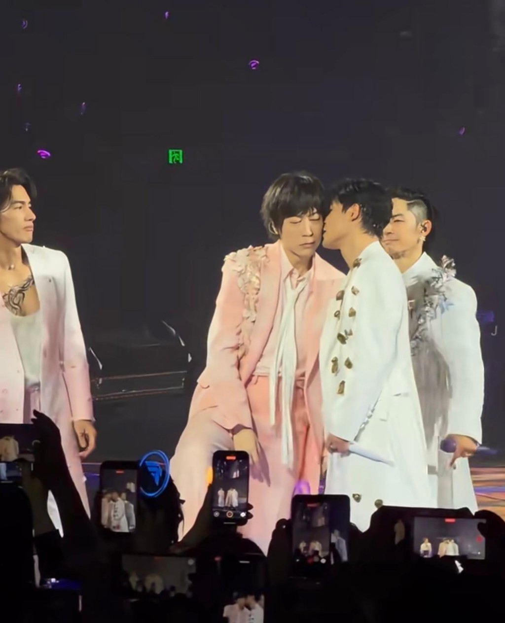 幸好只是雙手擦傷流血，及後亦有再次上台繼續演出。