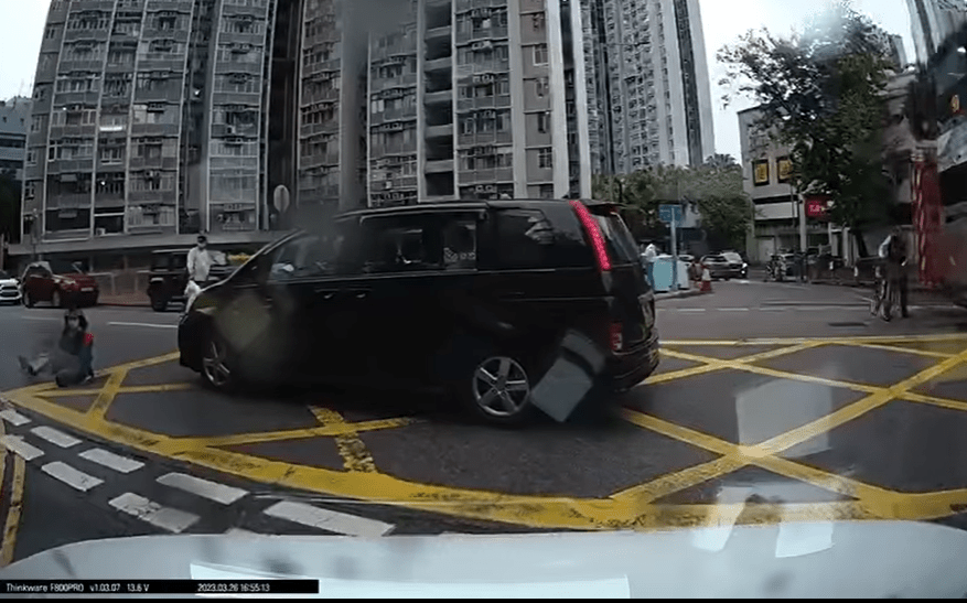 女途人被撞後跌坐地上。YO YO Cheuk 上傳至車cam L（香港群組） 