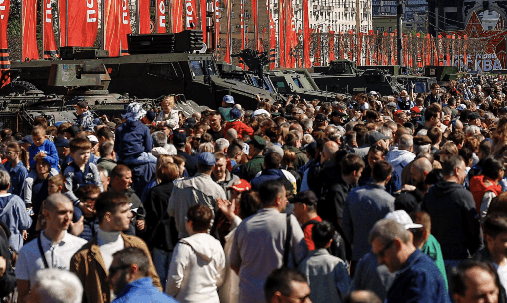 俄羅斯軍方在首都莫斯科展出從烏克蘭繳獲的武器「戰利品」，引來萬人空巷圍觀。路透社