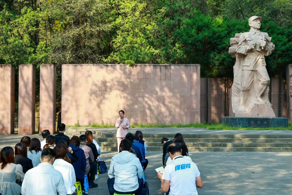 他希望各位同事在延安好好學習,強調「『為人民服務』唔係一句口號」,而是每日工作的初心。 他希望各位同事在延安好好學習,強調「『為人民服務』唔係一句口號」,而是每日工作的初心。