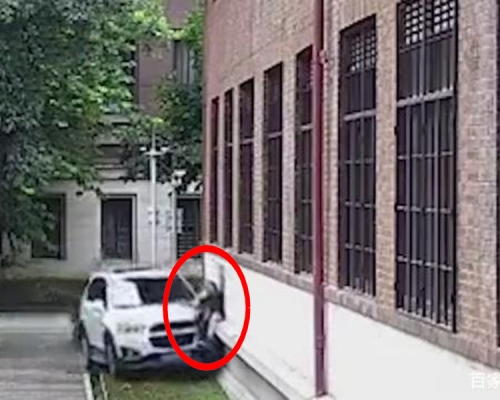 廣州37歲男子因糾紛故意開車撞人,直接把對方撞到牆上。(網圖)