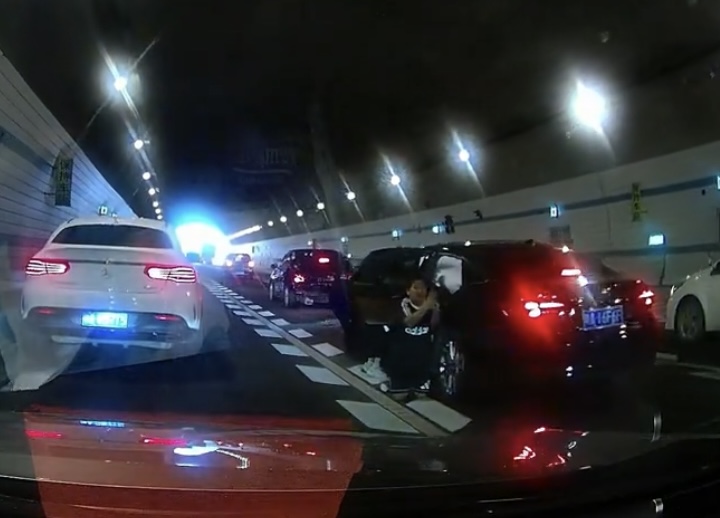 10歲男孩為救車內昏迷的母親，跪地攔車求救。抖音@不是妞妞的妞兒