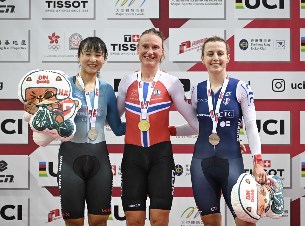 女子淘汰赛三甲: 冠军的Anita Yvonne Stenberg（中） 、亚军的思颖及季军的法国选手Valentine Forin。何君健摄