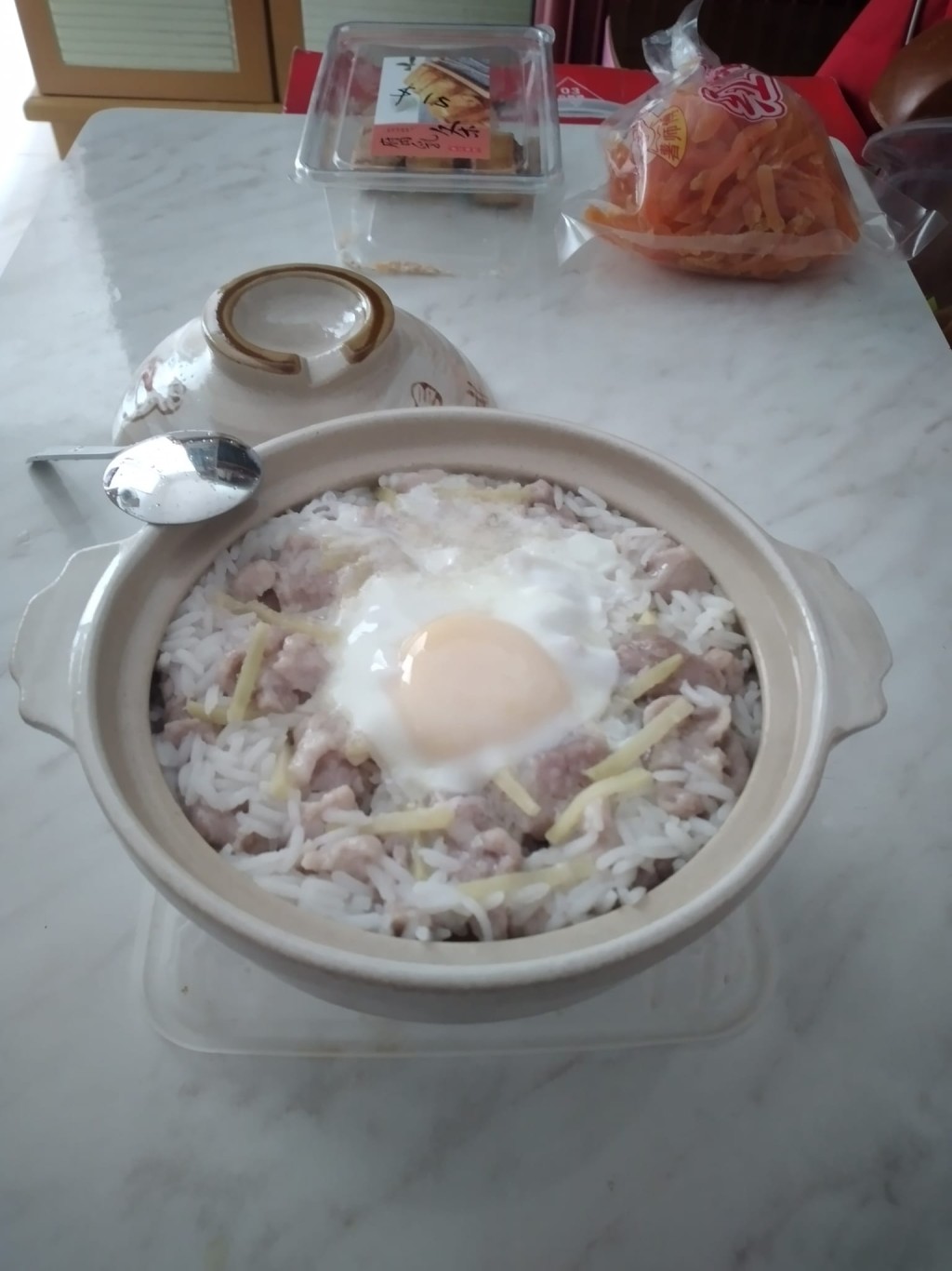 米酒 猪肉片 窝蛋 煲仔饭（图片来源：Facebook@香港茶餐厅及美食关注组）