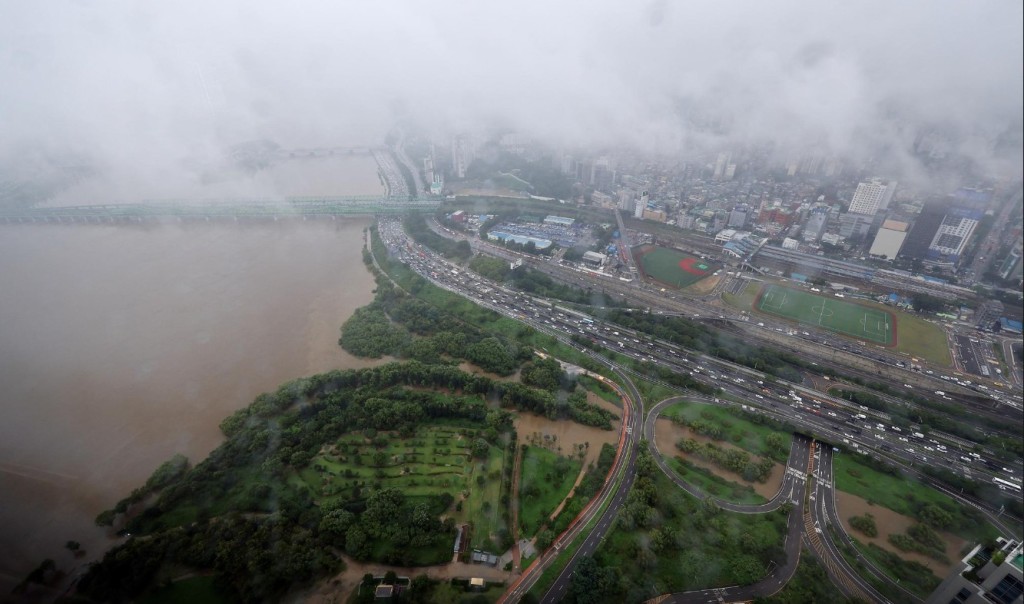 南韓連日暴雨多條河流泛濫。路透社