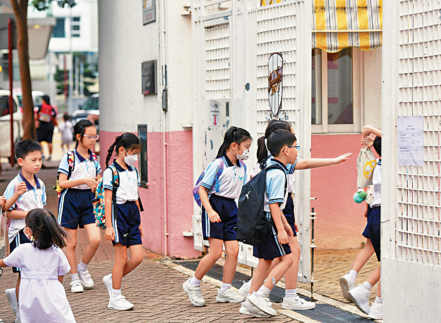 教育局提交立法會的文件顯示,2030年全港升中的適齡人口將進一步跌至5.15萬人。
