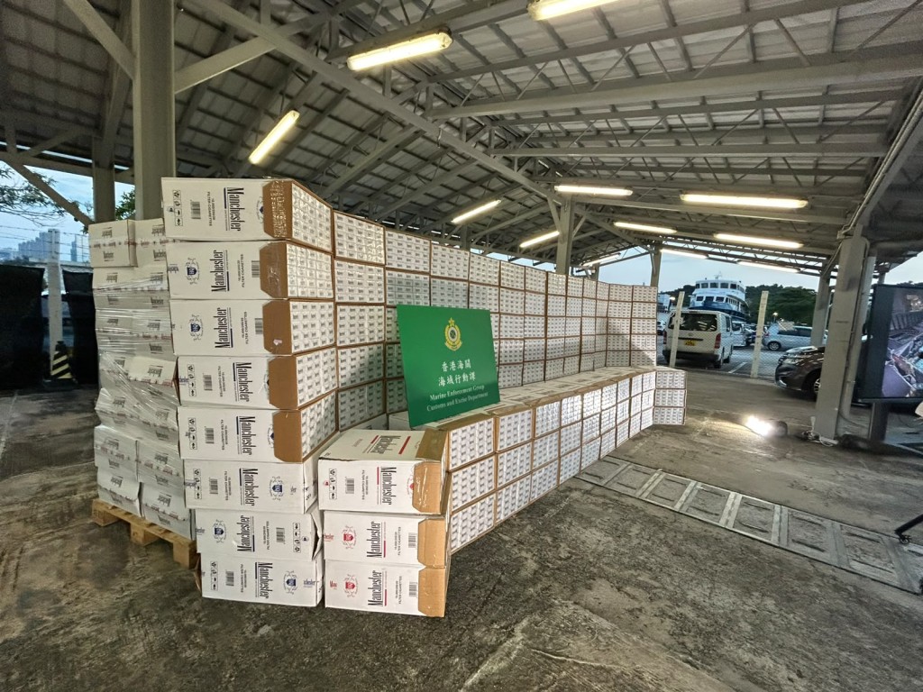 海關檢獲約值2200萬元的大批私煙。曾志恆攝 海關檢獲約值2200萬元的大批私煙。曾志恆攝