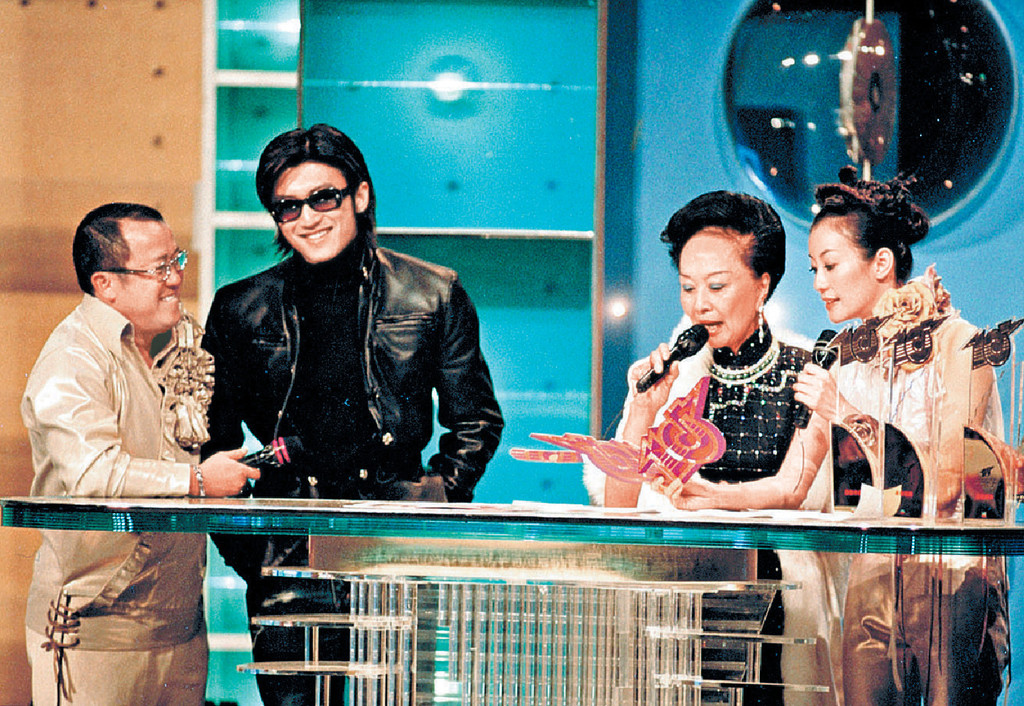 ■利孝和夫人擔任「2000年十大勁歌金曲」頒獎禮嘉賓，與曾志偉及謝霆鋒等同場。