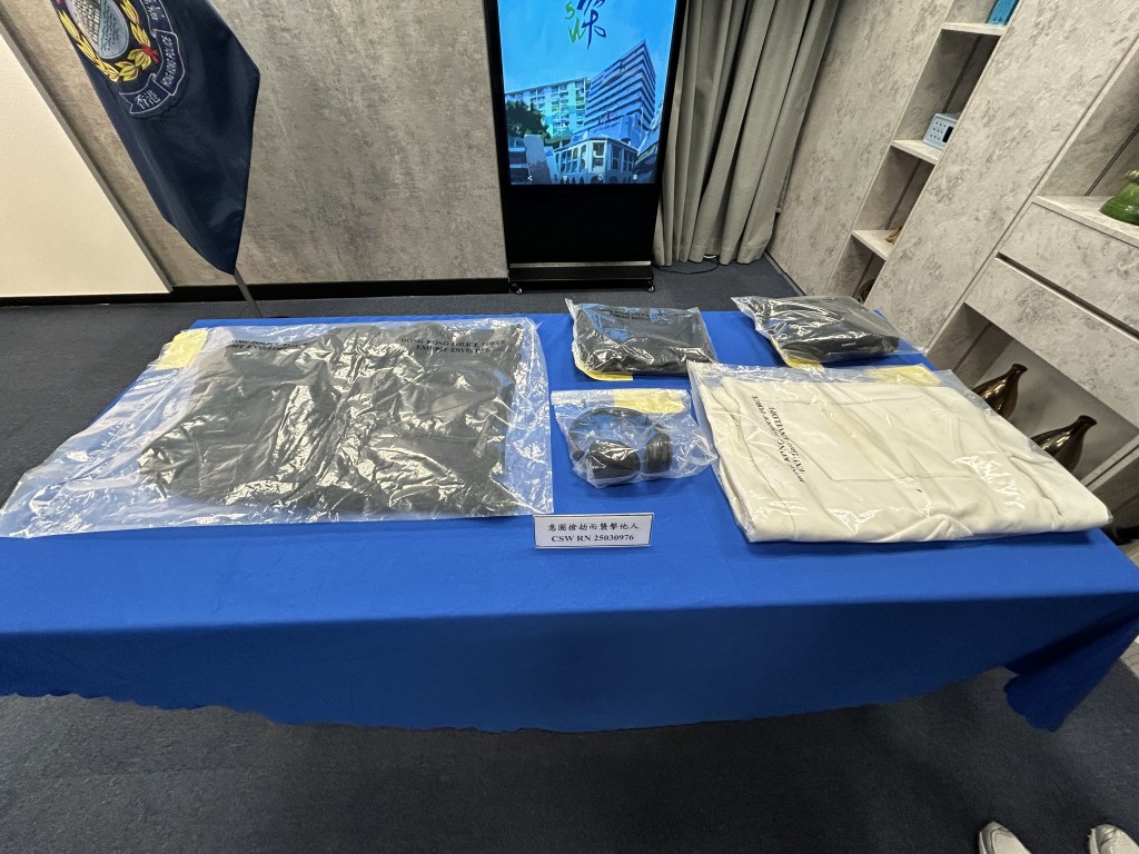 警方在兩名被捕少年的住所內檢獲犯案時所穿衣物。曾志恒攝