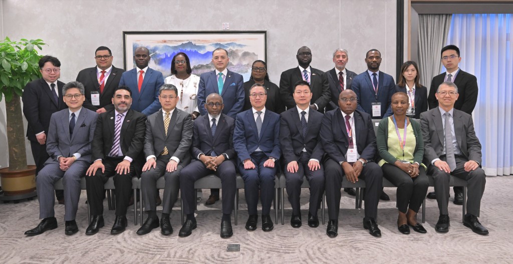 律政司司長林定國(前排中)與代表團合照。 律政司司長林定國(前排中)與代表團合照。