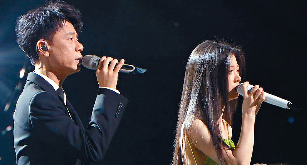 ■李克勤與單依純合唱揭序幕。 ■李克勤與單依純合唱揭序幕。