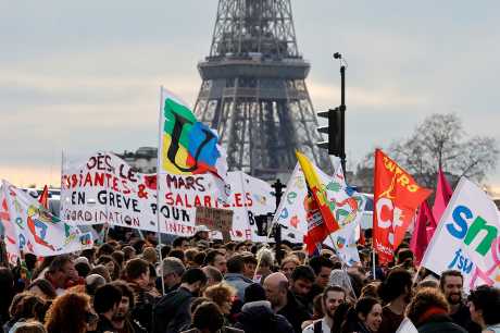 巴黎昨日有示威者聚集在國會附近的協和廣場，抗議政府強推退休改革法案。路透社