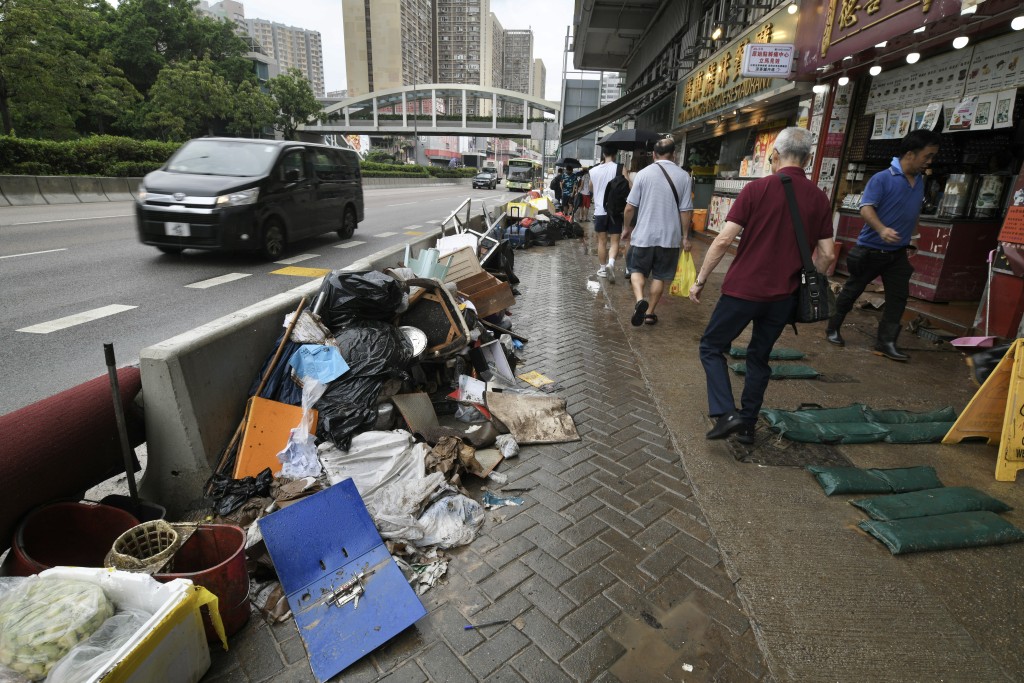 雨災過後的龍翔道，路邊擺滿商戶棄置的垃圾。(陳浩元攝)