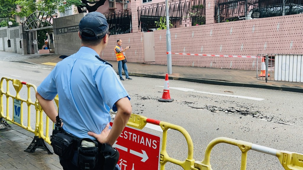 九龍塘廣播道7月因地下水管爆裂引致路陷。資料圖片