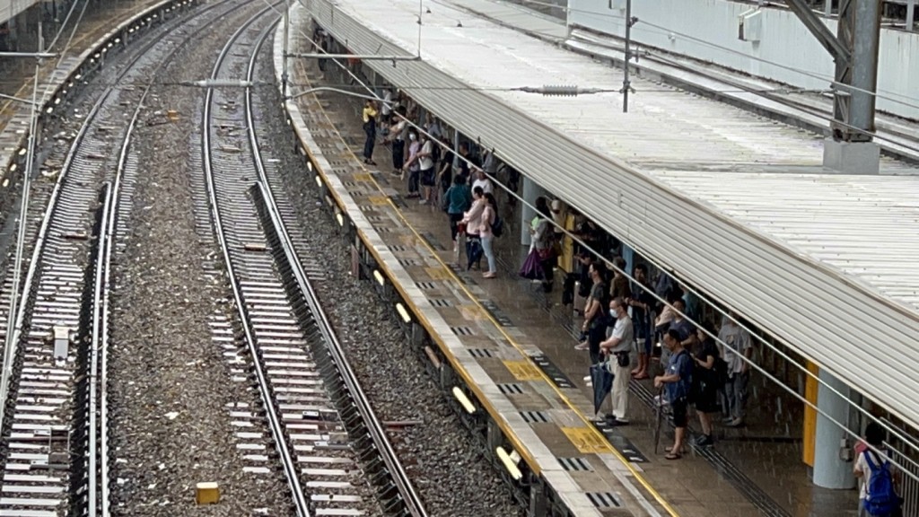 九龍塘站受水浸影響來往方向列車均需使用1號月台上落客。楊偉亨攝