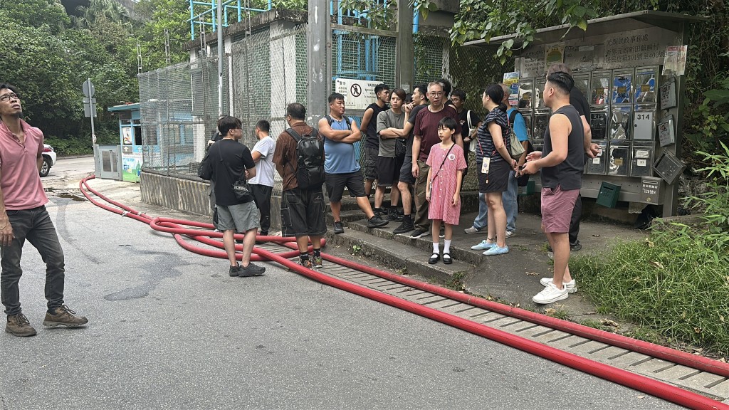 逾20人自行疏散。 逾20人自行疏散。