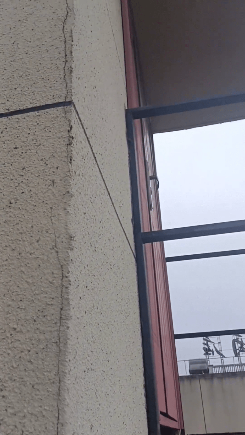 涉事樓宇業主發布房屋滿是裂縫的影像。 涉事樓宇業主發布房屋滿是裂縫的影像。
