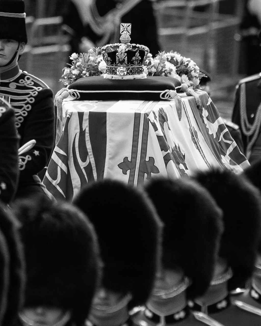英女皇的靈柩據指以襯鉛製成，有效隔絕空氣及水氣，令遺體減緩腐化速度。