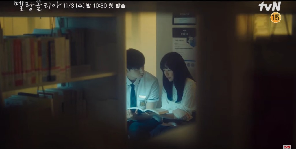 林秀晶在圖書館輔導李到晛,感覺好溫馨。
