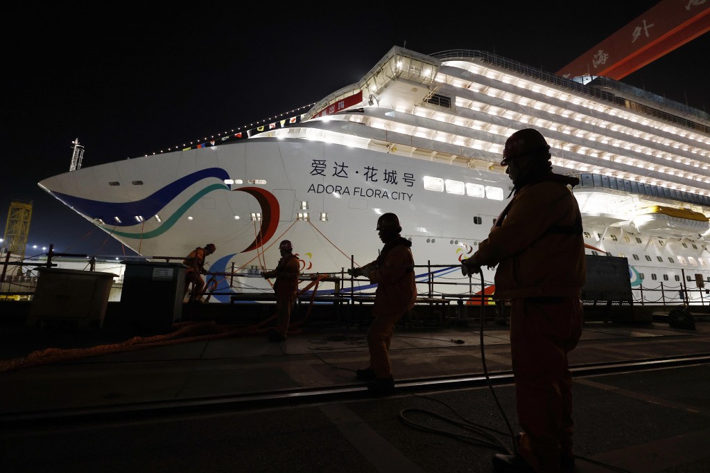 “爱达·花城号”坞内起浮，工作人员进行套缆作业。中新社