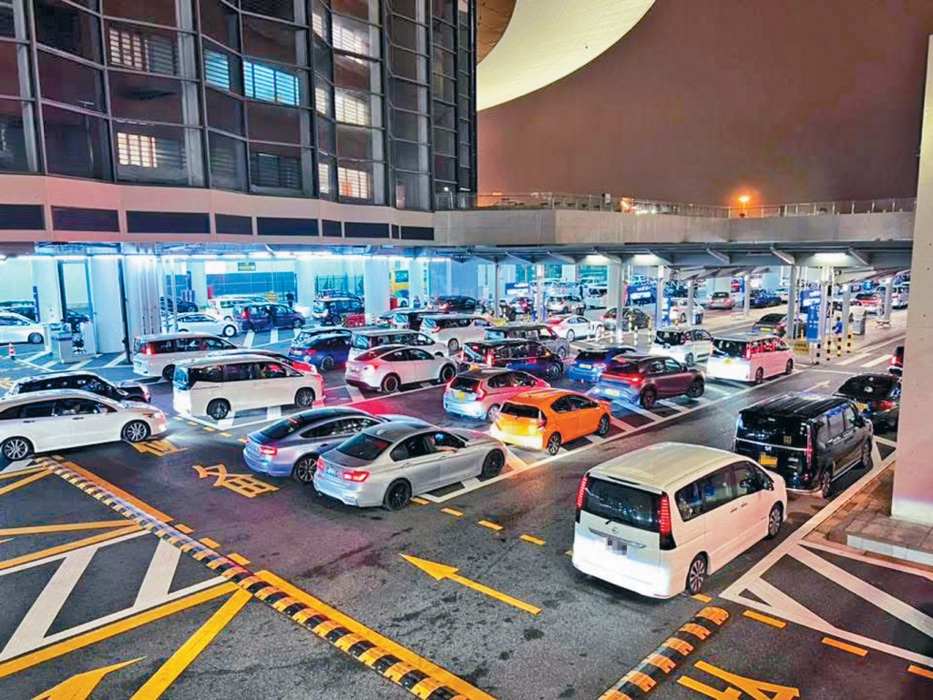 中介以非正途手段协助香港车主申领粤Z牌，从中牟取厚利。图为大批港人通过「港车北上」前往大湾区自驾游。