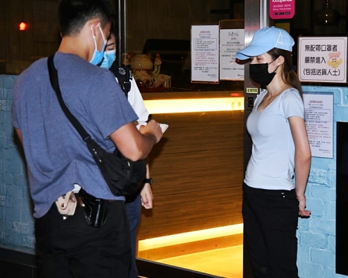 28歲女事主遭持刀男子劫去內有約100元現金的銀包及約值8,000元的手提電話。