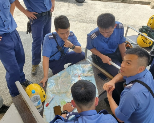 警方及消防於黃石碼頭集合後分批登山搜索。