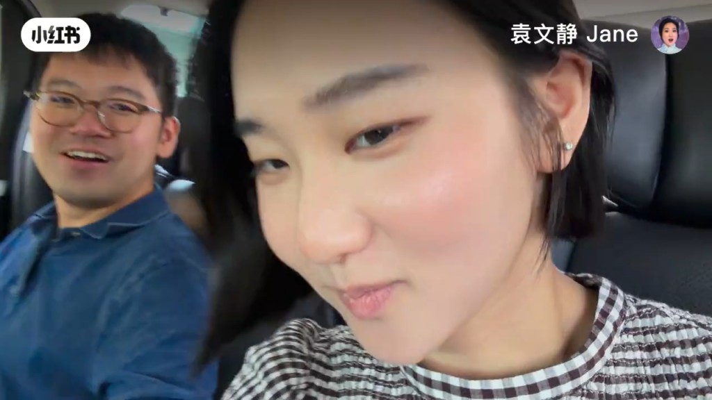 之後「唐博士」讚女友聰明,令袁文靜發出勝利笑容。 之後「唐博士」讚女友聰明,令袁文靜發出勝利笑容。