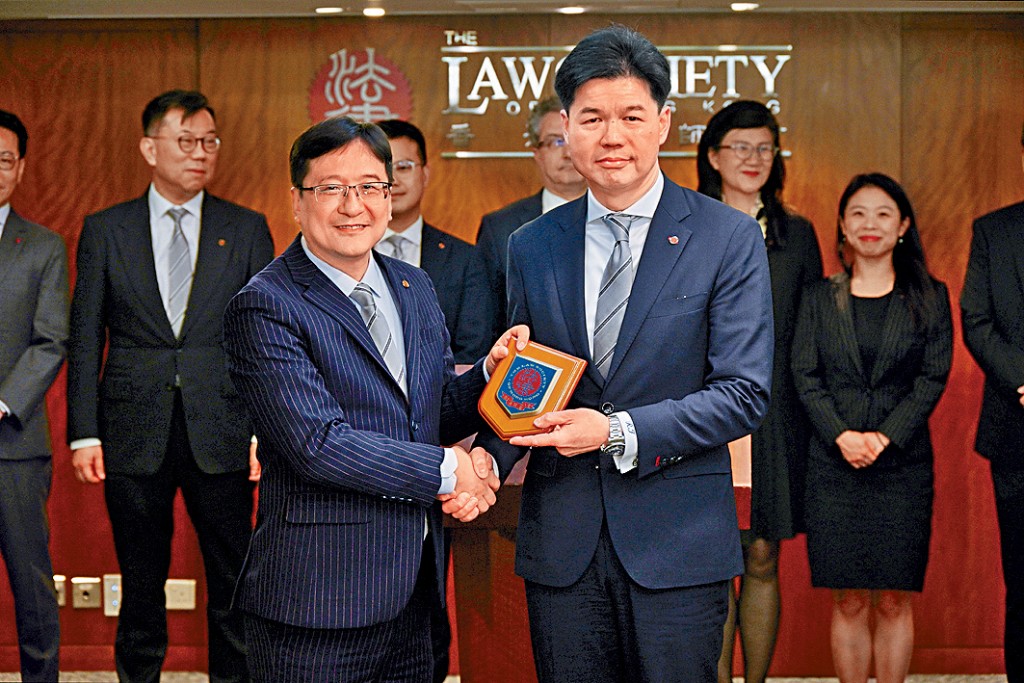 湯文龍（右）當選新一任律師會會長，與前會長陳澤銘(左)進行交接。 
