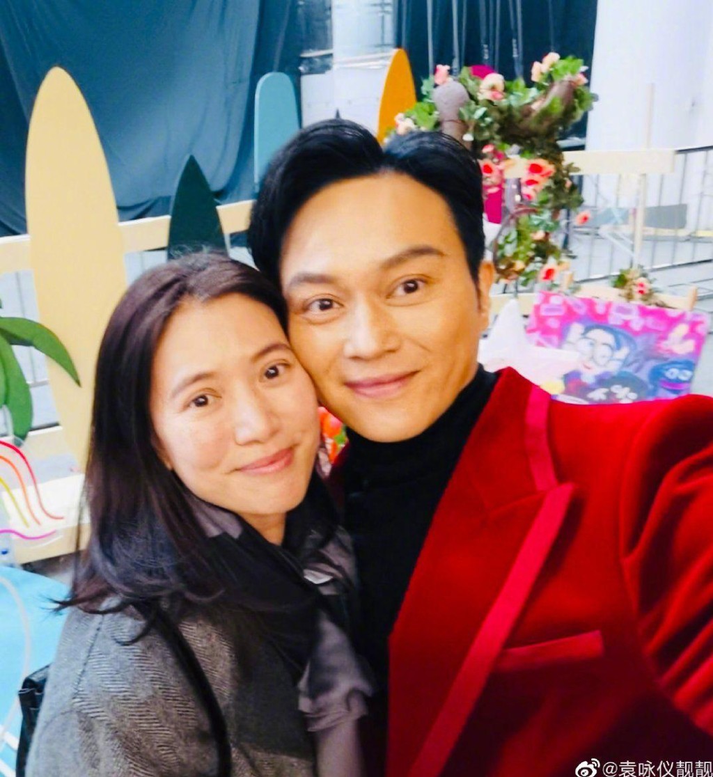 張智霖與袁詠儀結婚多年,恩愛如昔。 張智霖與袁詠儀結婚多年,恩愛如昔。