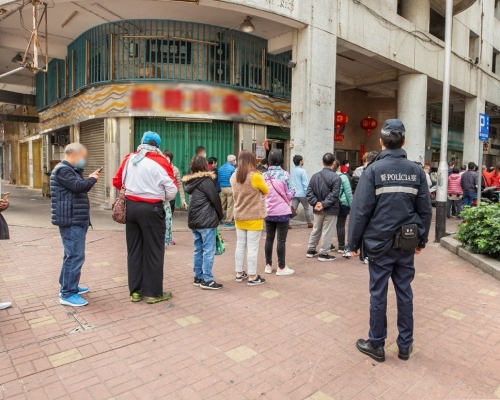 澳門民眾排隊買口罩。澳門新聞局資料圖片