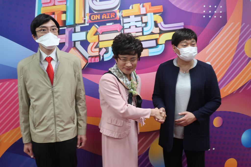 （左起）陸永、祖藍和阮兆祥分別「神還原」袁國勇、特首「藍太」、張竹君。