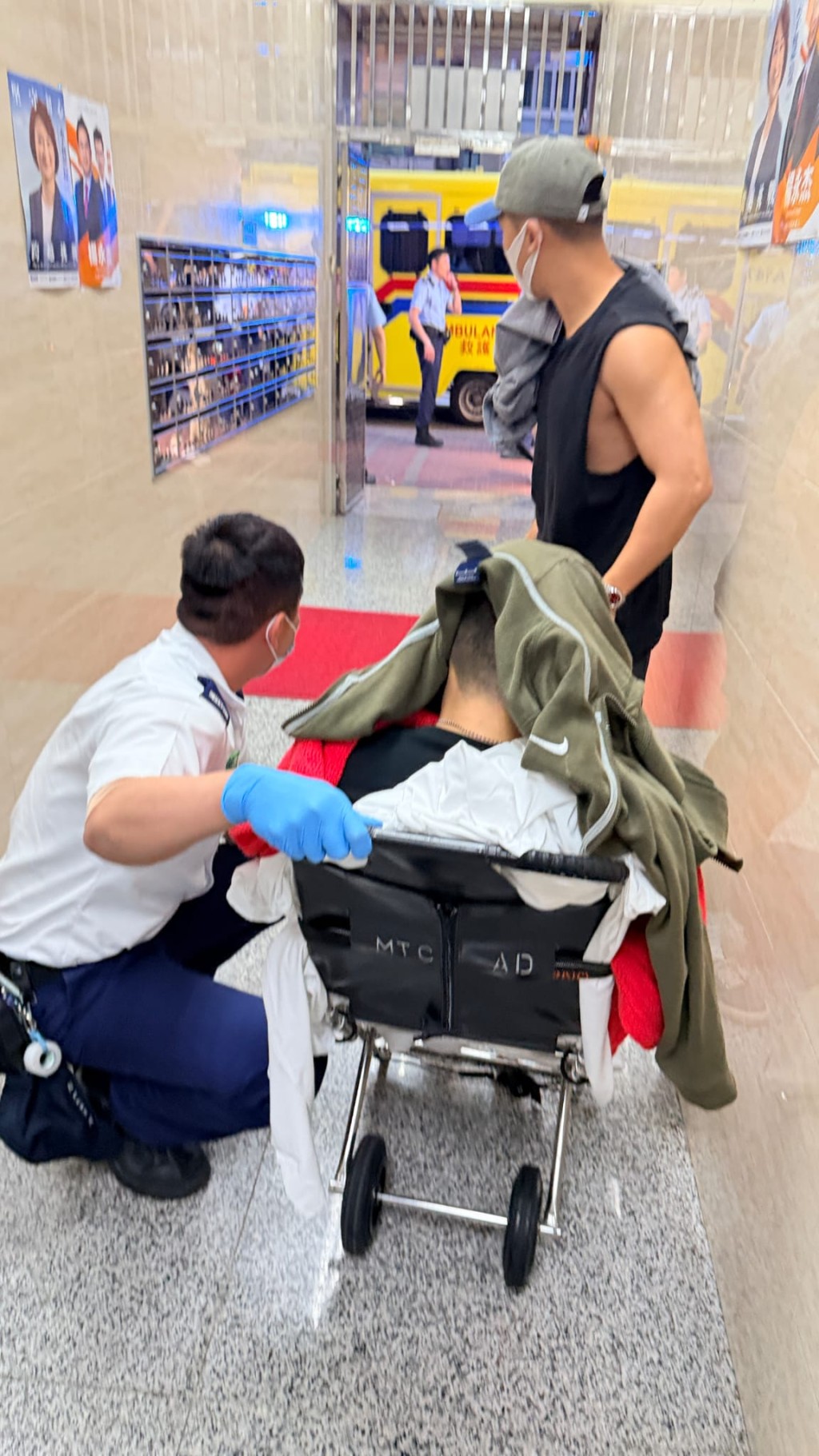 有關員受傷需要送院。九龍城區議員關浩洋提供 有關員受傷需要送院。九龍城區議員關浩洋提供